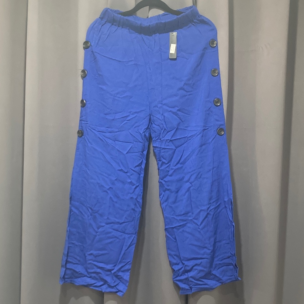 MAKE AN OFFER!
Royal Blue Button-Detail Pants
Light material very comfortable